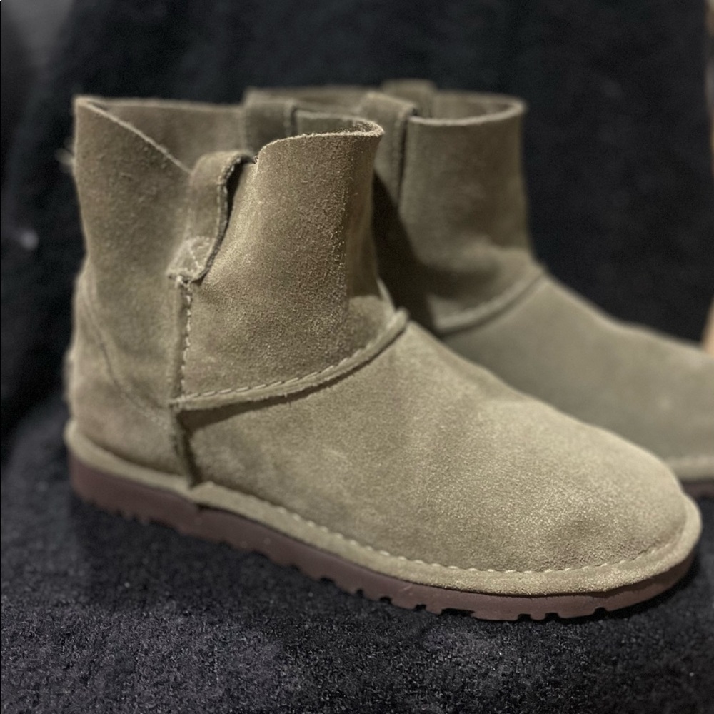 UGGS gently used ,  olive green , super cute